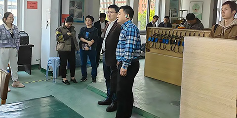市經信局副局長楊雄文帶隊，蒼南縣經信局趙局、壽局陪同來公司調研的圖片
