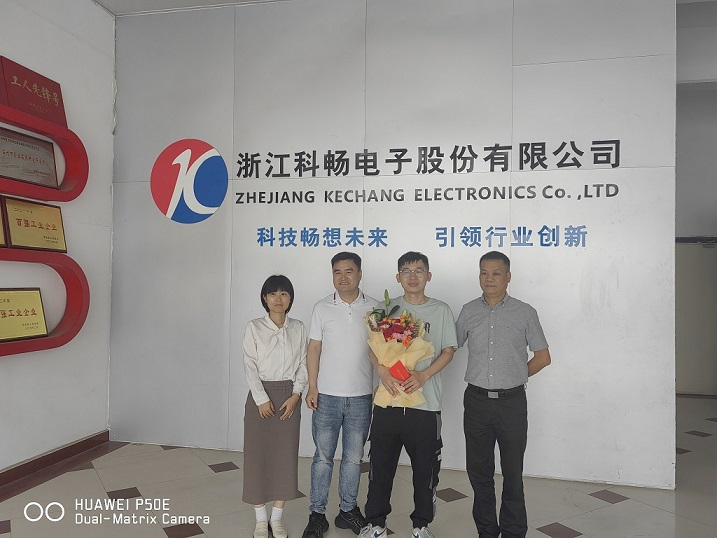蒼南縣科技協會主席陳樸唯和副主席鄭海鷹一行于“科技工作者日”慰問公司一線科技工作者劉毅同志的新聞圖片